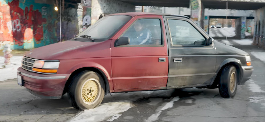 Dvoglavo čudovište: Minivan koji ne zna kuda ide VIDEO