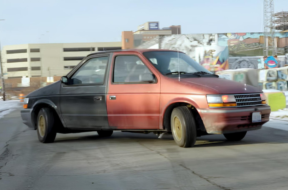 Dvoglavo čudovište: Minivan koji ne zna kuda ide VIDEO