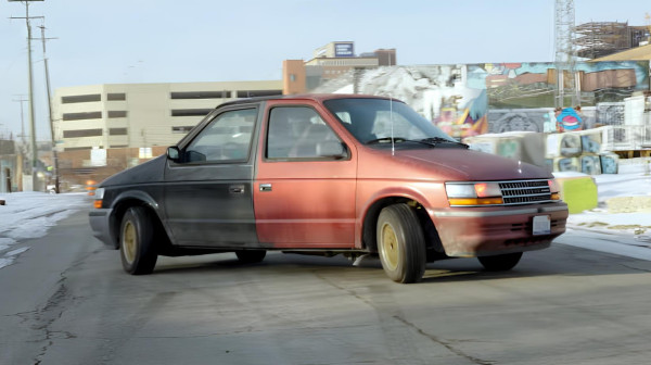 "Dvoglavo čudovište": Minivan koji ne zna kuda ide VIDEO