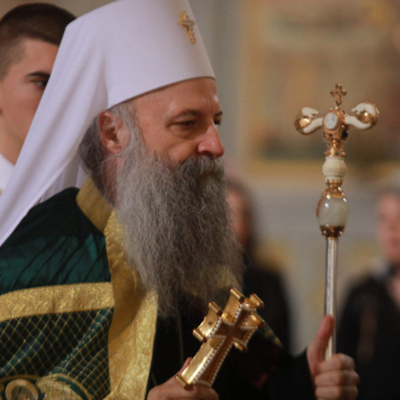 Божићна посланица СПЦ: Да превазиђемо поделе, да загрлимо и ружимо руку једни другима ВИДЕО