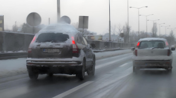 Očistite sneg i led sa automobila pre vožnje – neko može da pogine zbog vašeg nemara!