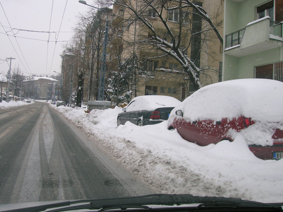 Očistite sneg i led sa automobila pre vožnje – neko može da pogine zbog vašeg nemara!