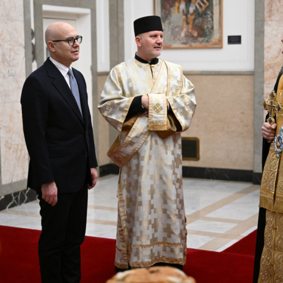 Vučević uneo badnjak u zgradu Predsedništva i primio decu iz Prijedora, Bosanskog Grahova i Herceg Novog FOTO