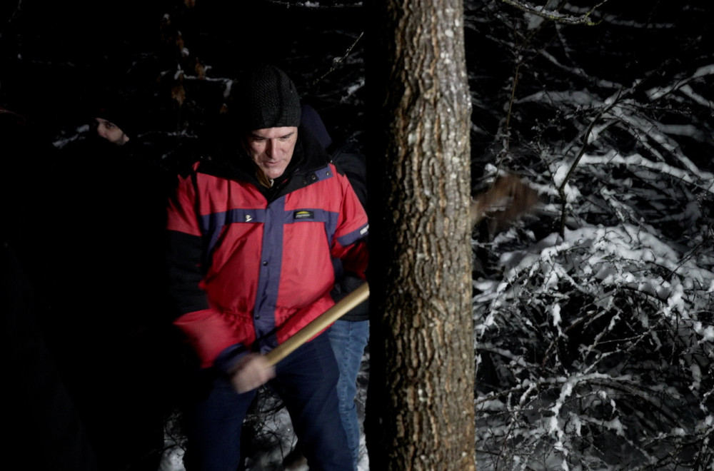 Ranom zorom krenula seča badnjaka: Prelepa praznična slika iz sela Gornja Trepča FOTO