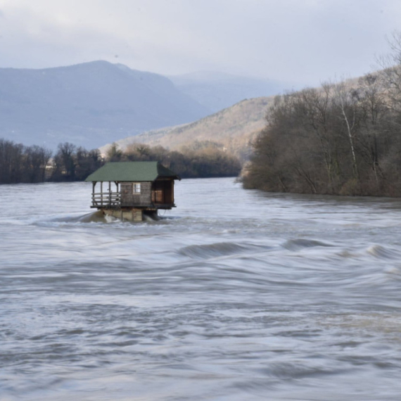Kućica na Drini na udaru vodene stihije: Da li će ovaj put izdržati