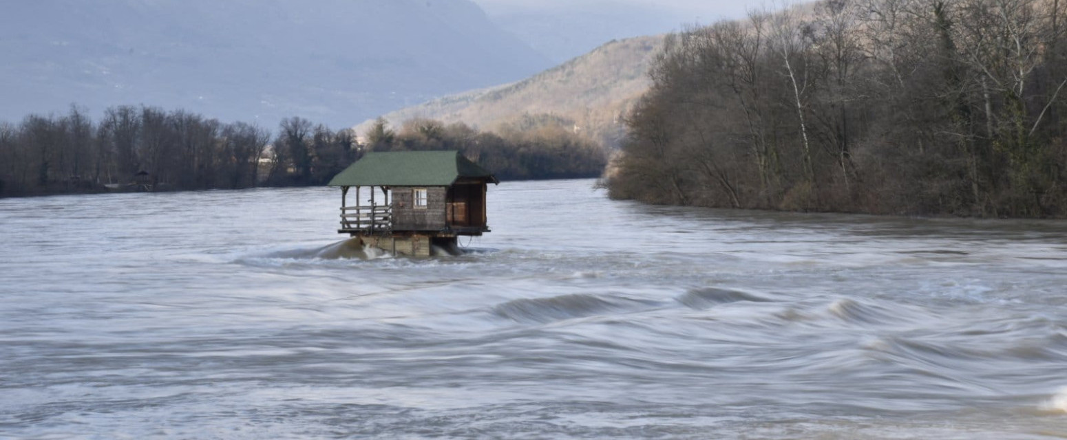 Kućica na Drini na udaru vodene stihije: Da li će ovaj put izdržati