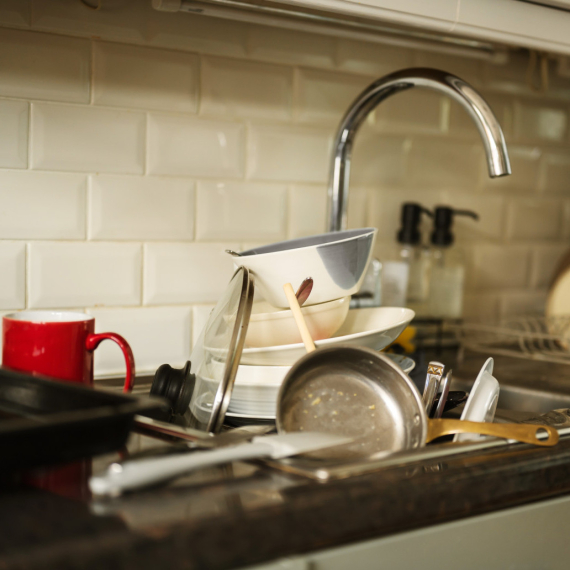 Kako oprati tvrdokornu masnoću sa sudova nakon praznika?