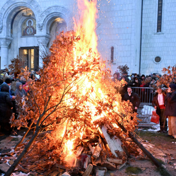 Slavi se Badnje veče; Zapaljen badnjak ispred Hrama Svetog Save