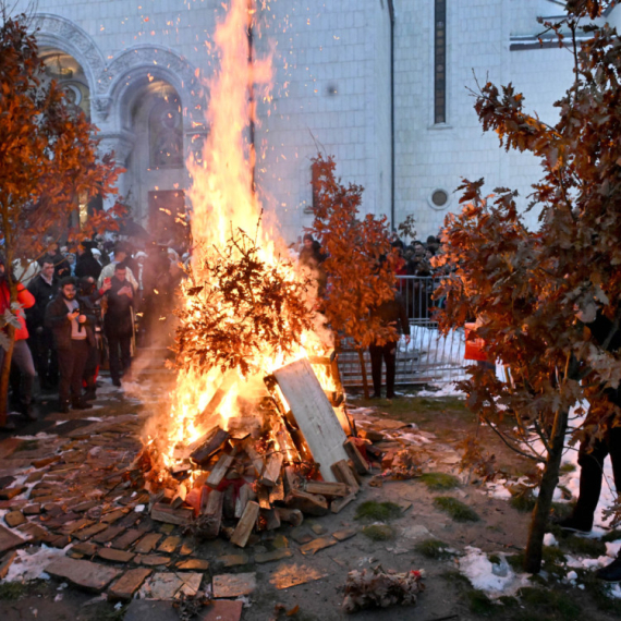 Srbija slavi Badnje veče; Zapaljen badnjak ispred Hrama Svetog Save FOTO