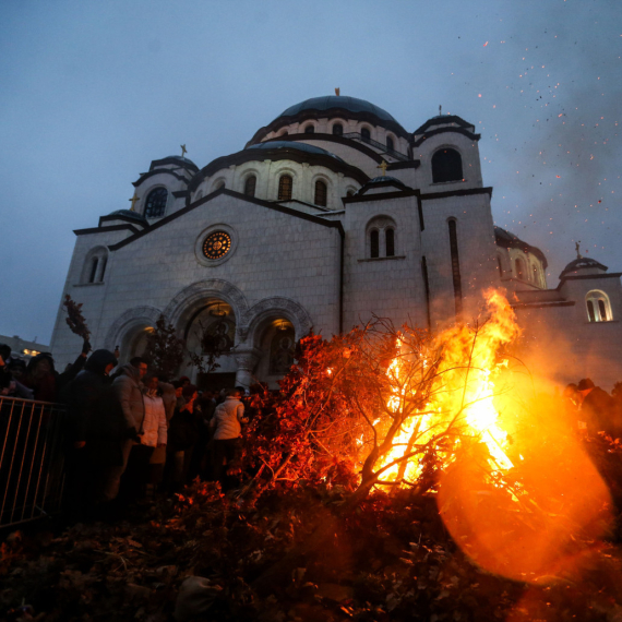 Srbija slavi Badnje veče; Zapaljen badnjak ispred Hrama Svetog Save; Širom zemlje vatrometi FOTO/VIDEO