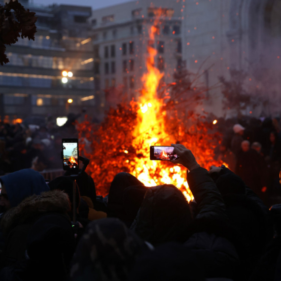 Srbija slavi Badnje veče; Zapaljen badnjak ispred Hrama Svetog Save; Širom zemlje vatrometi FOTO/VIDEO