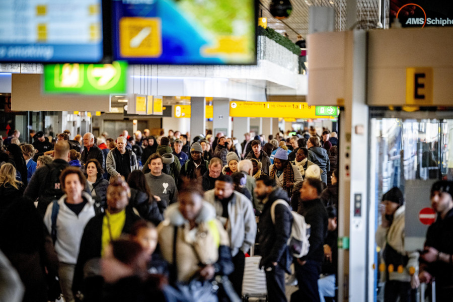 Evropa paralisana zbog snega: Masovno otkazivanje letova, hiljade ljudi spavalo na aerodromu FOTO