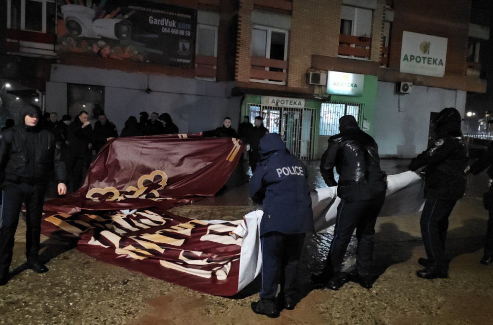 Nova provokacija za Badnji dan na KiM: Uklonjen transparent na kome piše "Hristos se rodi" FOTO/VIDEO