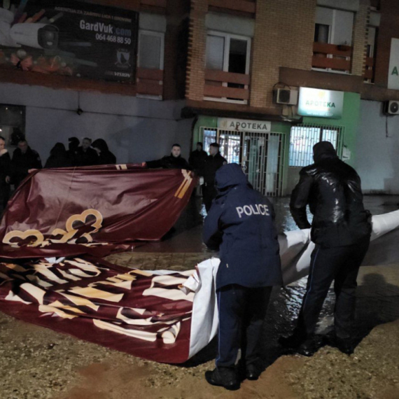 Nova provokacija za Badnji dan na KiM: Uklonjen transparent na kome piše "Hristos se rodi" FOTO/VIDEO