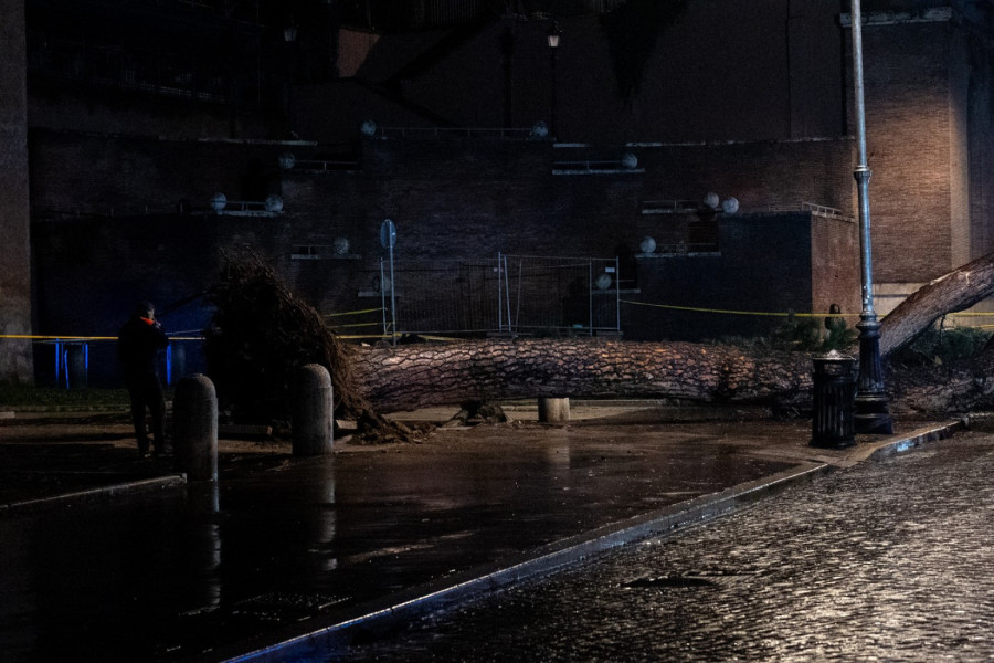 Haos u Italiji: Rim pod vodom; Zatvoreni putevi; Popaljeni alarmi VIDEO