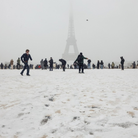 Haos zbog nevremena, ali snalažljivost oduševila svet: Skijanje u centru Pariza VIDEO