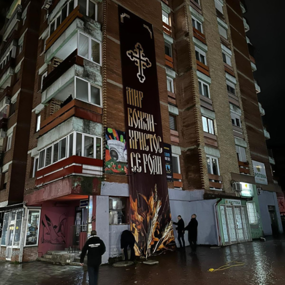 Tzv. kosovska policija vratila transparent "Mir Božji, Hristos se rodi"; Odmah je postavljen FOTO