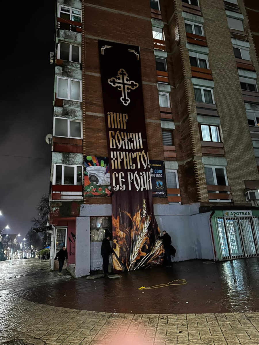 Tzv. kosovska policija vratila transparent Mir Božji, Hristos se rodi; Odmah je postavljen FOTO