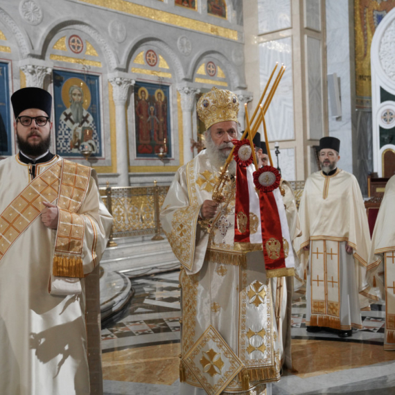 Počela proslava Božića u Srbiji: U Hramu Svetog Save se okupio veliki broj vernika