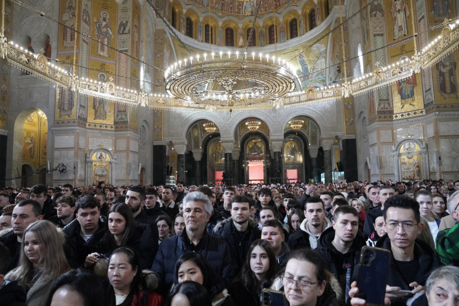 Počela proslava Božića u Srbiji: U Hramu Svetog Save se okupio veliki broj vernika VIDEO