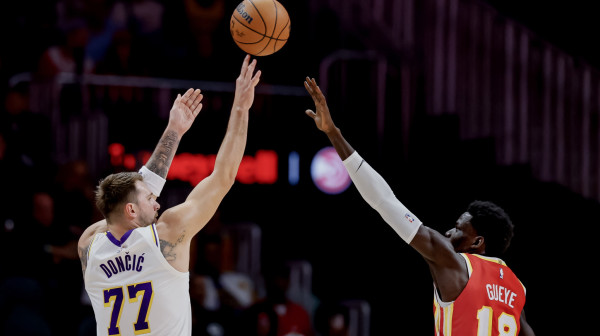 Dabl-dabl Dončića i neverovatna trojka za pobedu Lejkersa VIDEO