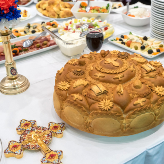 Šta treba da uradite sa novčićem izvučenim iz česnice? Mnogi ne znaju običaj do kraja