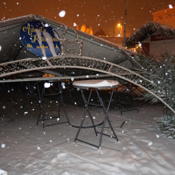 Urušila se tenda kafića u centru Zagreba FOTO