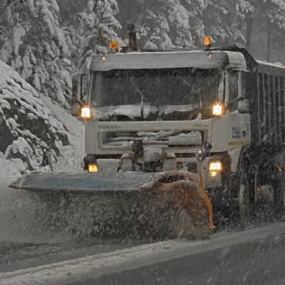 "Nemoguće je učiniti bilo šta osim dodatnog posipanja soli": Ledena kiša otežala saobraćaj