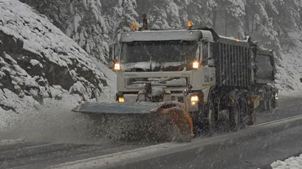 "Nemoguće je učiniti bilo šta osim dodatnog posipanja soli": Ledena kiša otežala saobraćaj