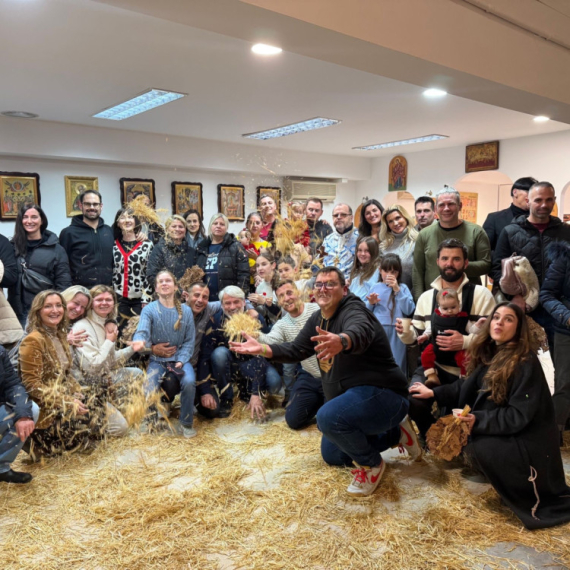 Badnje veče proslavljeno uz rekordan broj vernika i dečiju pesmu