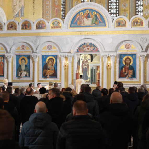 Božić u Srbiji: Porfirije služio liturgiju, građani lomili česnicu ispred Hrama Svetog Save FOTO/VIDEO