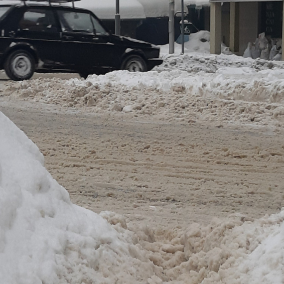Haos u Dragačevu: Preko 1.000 ljudi ostalo bez struje; Zapadna Srbija okovana snegom FOTO
