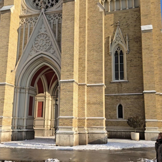 Uhapšena žena zbog paljenja rimokatoličke Crkve u Novom Sadu: Podmetnula požar za Božić