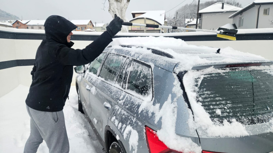 Ni slučajno ne povlačite zaleđenu bravu! Mehaničar otkriva šta da radite kad auto zaledi