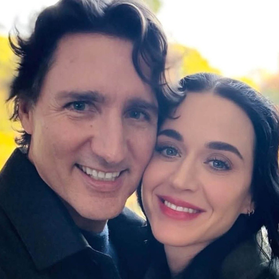 U zagrljaju bivšeg premijera dočekala praznike, a tu je i njen bivši: Njihove fotke obilaze svet FOTO