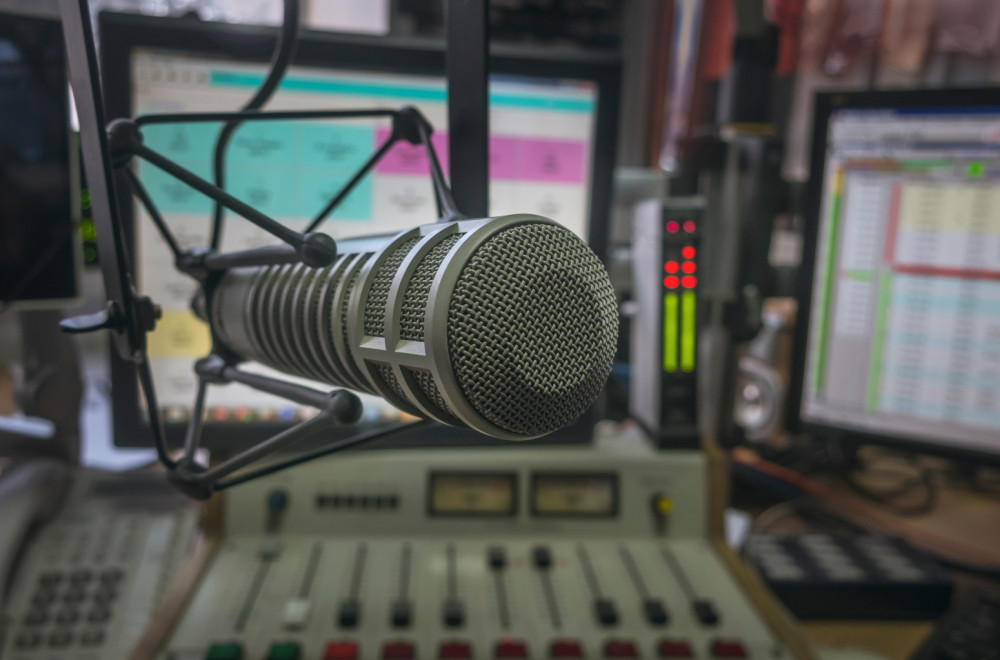 Skandal u Hrvatskoj: Voditeljka mislila da je mikrofon isključen, pa izvređala kolege; "Sociopata i debil"