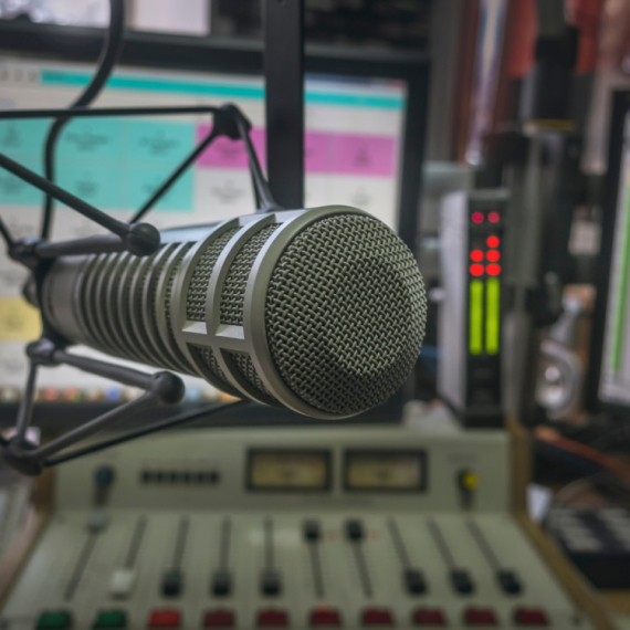 Skandal u Hrvatskoj: Voditeljka mislila da je mikrofon isključen, pa izvređala kolege; "Sociopata i debil"