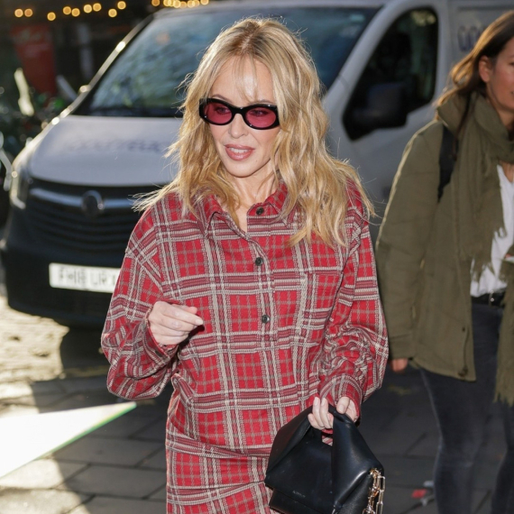 Prirodna lepotica u 58. godini: U pidžami i bez šminke osvojila internet FOTO