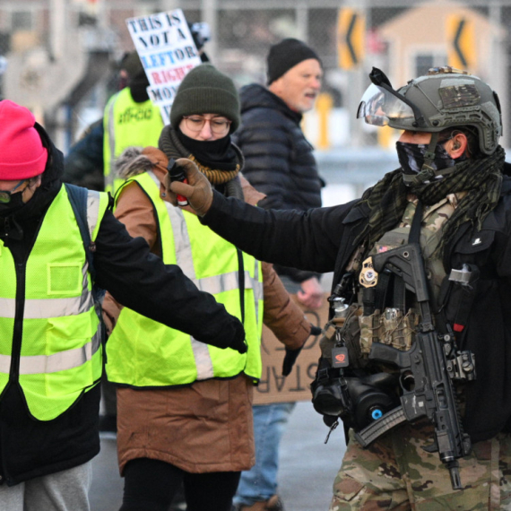 Nemiri na ulicama Mineapolisa: Federalni agenti upotrebili suzavac, narod ne krije bes nakon pucnjave FOTO