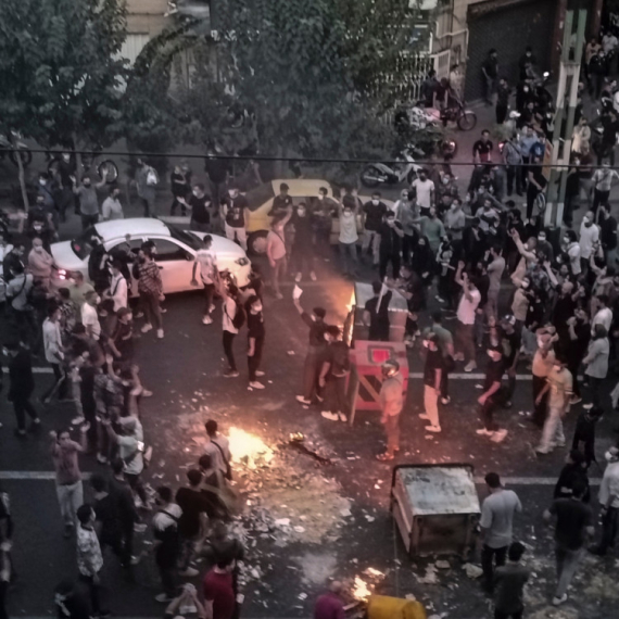 Haos u Iranu: Protesti eskalirali u smrtonosne sukobe; Sprovodi se obojena revolucija VIDEO