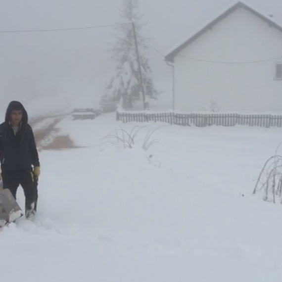 Vanredna situacija u Sjenici: Meštani odsečeni od sveta; Sneg i led napravili haos FOTO