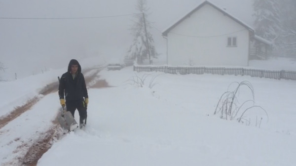 Vanredna situacija u Sjenici: Meštani odsečeni od sveta; Sneg i led napravili haos FOTO