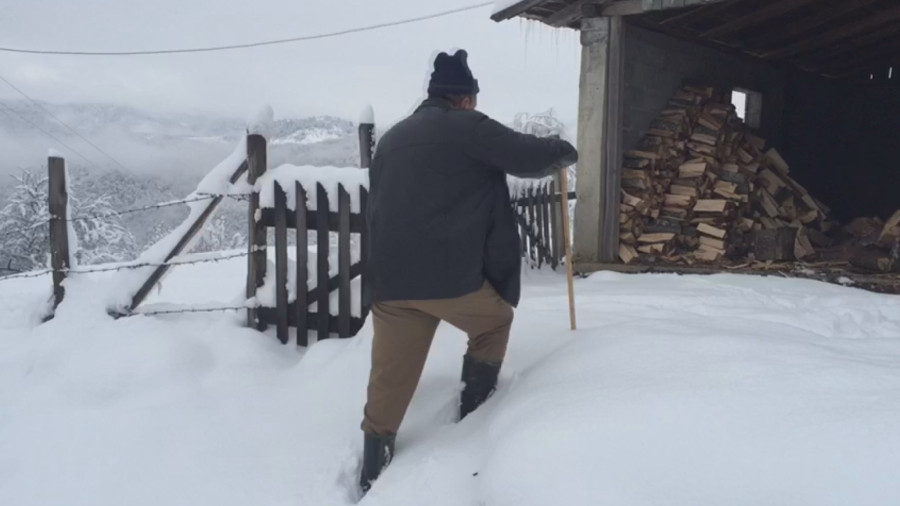 Vanredna situacija u Sjenici: Meštani odsečeni od sveta; Sneg i led napravili haos FOTO