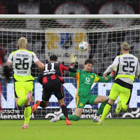 Borusija preživela u Franfurtu – "triler" završnica i podela bodova VIDEO