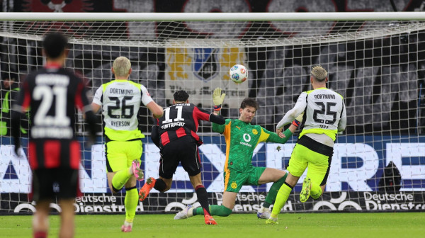 Borusija preživela u Franfurtu – "triler" završnica i podela bodova VIDEO