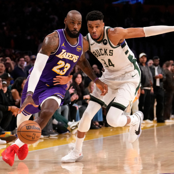 Klipersi slavili bez Bogdanovića; Adetokumbo u 39 sekundi "srušio" Dončića i Lebrona VIDEO