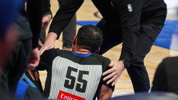 Sudija se povredio na NBA meču – u invalidskim kolicima napustio dvoranu VIDEO