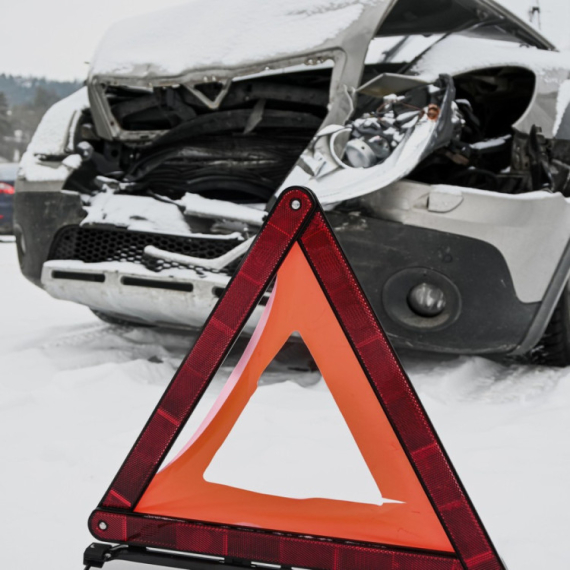 Saobraćajna nezgoda kod Šida: Automobil završio u kanalu