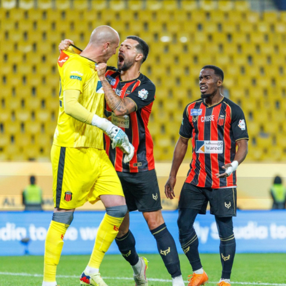 Borjan napravio haos sa saigračima – jednog udario glavom, drugog pesnicom VIDEO