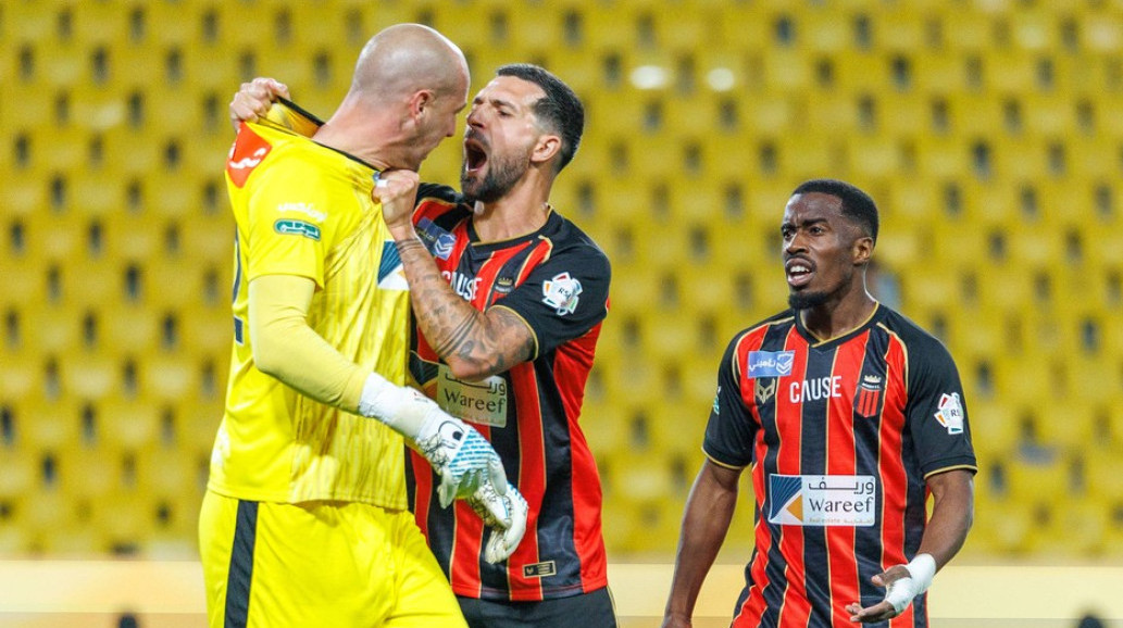 Borjan napravio haos sa saigračima – jednog udario glavom, drugog pesnicom VIDEO